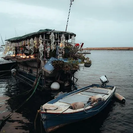 White In The Heart Of Chania 干尼亞